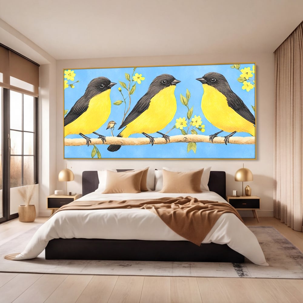 Tablou canvas cu tablou canvas cu trei pasari pe ramura, in rama de aluminiu auriu, pe perete intr-un dormitor